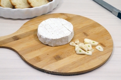 На сыре сделать надрезы.