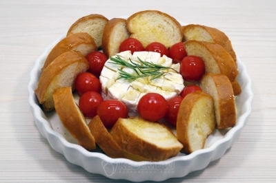 Добавить сверху несколько ложек подсолнечного масла и 1 веточку розмарина.