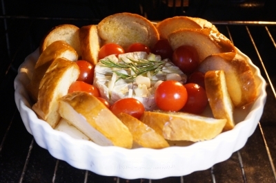 Запекать в разогретой до 180 градусов Цельсия духовке 10-12 минут.