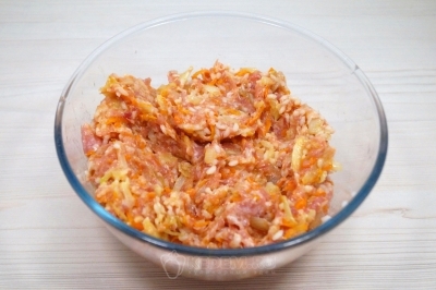 Хорошо вымесить мясную массу.