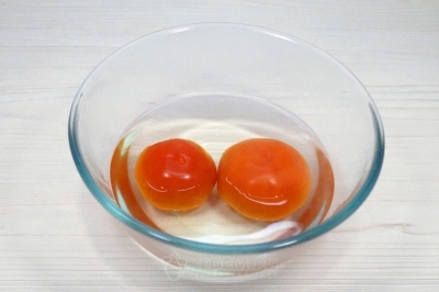 Чтобы приготовить макароны с грибами и помидорами в сметанном соусе, нужно помидоры залить кипятком и оставить на пару минут.