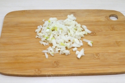 Репчатый лук нарезать мелким кубиком.