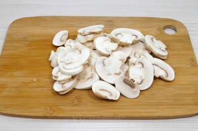 150 грамм свежих шампиньонов промыть, обсушить и нарезать пластинками.