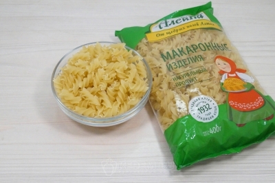 В миску отмерить 250 грамм макарон.