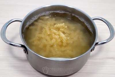 Отварить макароны до готовности 7-9 минут.