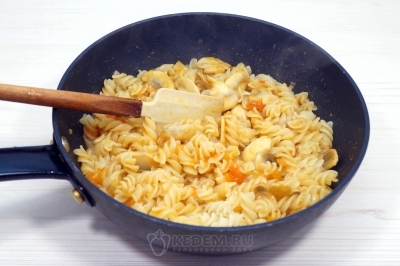 Добавить макароны в сковороду.