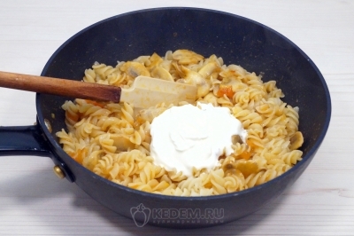 Добавить 3 столовых ложки сметаны и перемешать. Готовить 2-3 минуты.