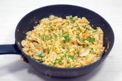 Добавить нашинкованную зелень петрушки.