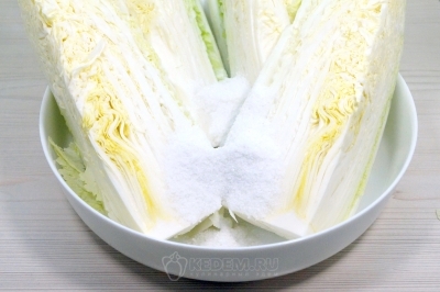 В глубокую емкость поставить части капусты, добавить 100 грамм соли и 3 литра холодной фильтрованной воды, так чтобы полностью капуста была в воде. Вымачивать капусту 4-5 часов.