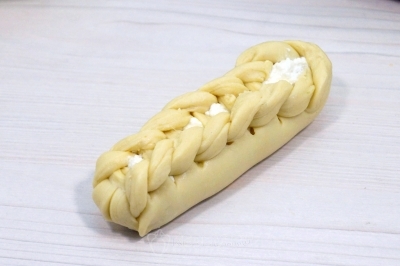 Перевернуть косичкой сверху.
