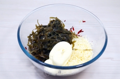 Добавить 2 столовые ложки майонеза.