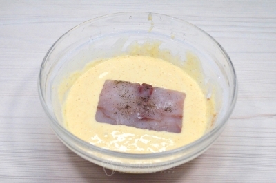 Окунуть брикеты филе минтая полностью в кляр.