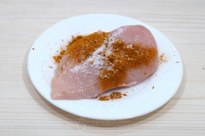 Натереть куриное филе солью и специями.