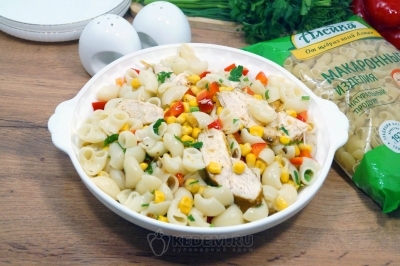 Салат с макаронами и курицей &laquo;Акапулько&raquo; готов. Выложить в салатницу и подавать к столу. Макароны &laquo;Алейка&raquo; &mdash; это универсальный продукт для любых кулинарных идей: от быстрого гарнира до изысканной пасты с соусом, от наваристого супа до сытной запеканки. Они производятся из муки высшего сорта, что позволяет сочетать отличное качество с доступной ценой. Благодаря бережной сушке, макароны сохраняют форму при варке и не слипаются.