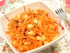 Морковно-фруктовый салат с изюмом