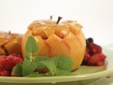 Запеченные яблоки с медом и ягодами