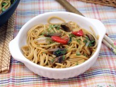 Спагетти с овощами и грибами тушеные в соевом соусе