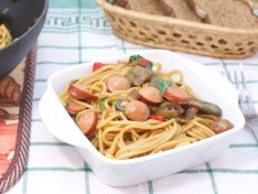 Спагетти с овощами и сосисками