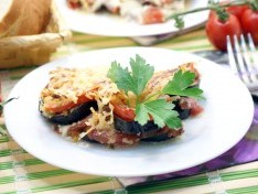 Баклажаны с помидорами, запеченные под сыром - рецепт