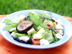 Овощной салат с печеными баклажанами