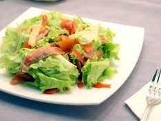 Овощной салат с красной рыбой