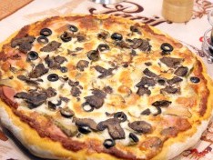Пицца с колбасой и грибами - рецепт