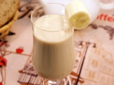 Молочно-банановый коктейль с финиками