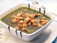 Зелёный суп с курицей и соусом песто