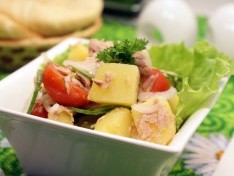 Салат с тунцом и маринованным луком