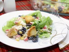 Салат с крабовыми палочками, маслинами и сухариками