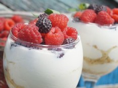Десерт из ягод со сметаной «Вкус лета»