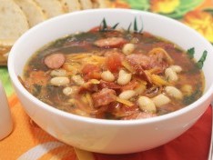 Суп с копчеными колбасками и фасолью в мультиварке