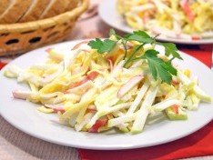 Салат с крабовыми палочками, сыром и яблоками