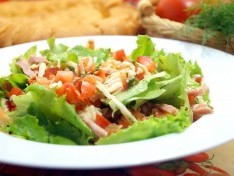 Салат с колбасой и помидорами «Лион»
