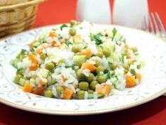 Салат с рисом и огурцом «Софья»