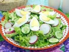 Салат с редисом, огурцом и яйцом «Лето»