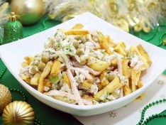 Салат с картофелем фри «Новогодние мотивы»
