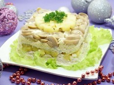 Слоеный салат с ананасами и грибами «Этюд»