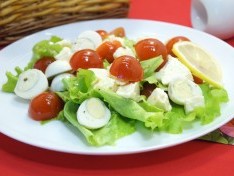 Салат с помидорами, сыром и перепелиными яйцами