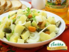 Картофельный салат с маринованными огурчиками, грибами и луком