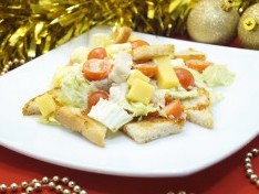 Салат с курицей и сухариками «Новогодний дуэт»