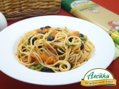 Спагетти с томатами и оливками