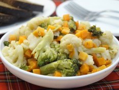Замороженные овощи на сковороде