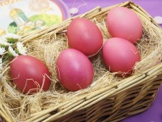 Красные крашеные пасхальные яйца