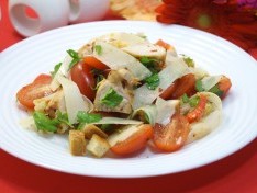 Салат с курицей и помидорами «Элла»