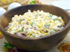 Салат с полукопченой колбасой и кукурузой