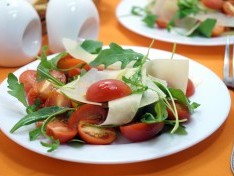 Салат из рукколы с помидорами черри