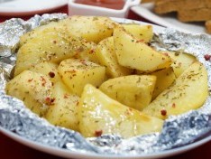 Картофель в фольге в духовке