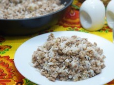 Рис с фаршем на сковороде
