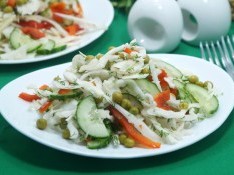 Салат из свежей капусты и зеленого горошка